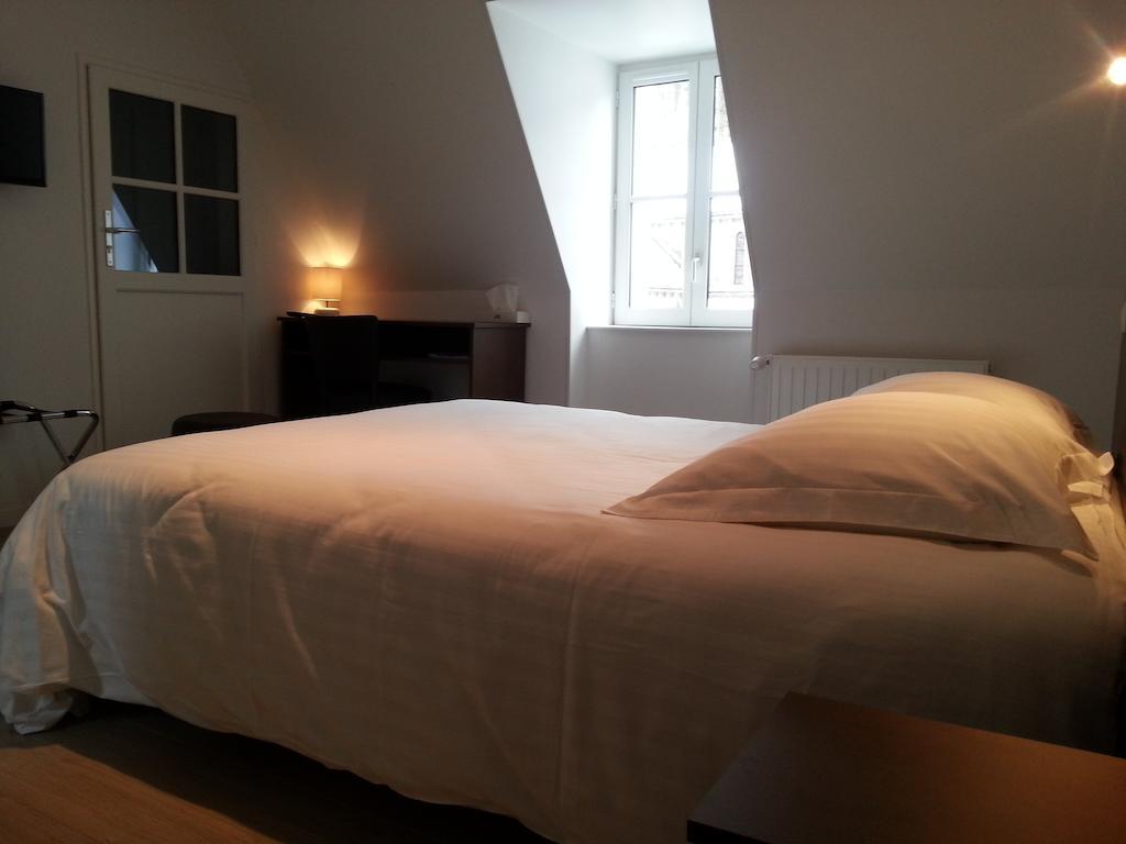 Hotel L'Enclos Du Puy-Mary Clermont-Ferrand Zimmer foto